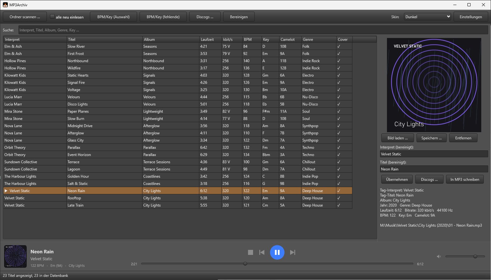 MP3Archiv-Hauptfenster im dunklen Skin: Titelliste mit BPM, Tonart und Camelot-Werten, rechts das Cover, unten der Player